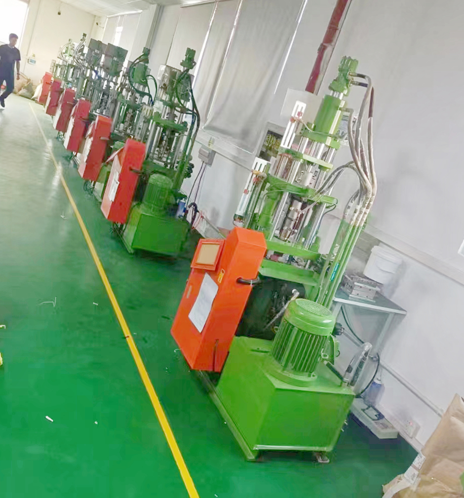 Sale of second-hand 90% new rapid mold closing praise 2.0 data wire vertical injection molding machine