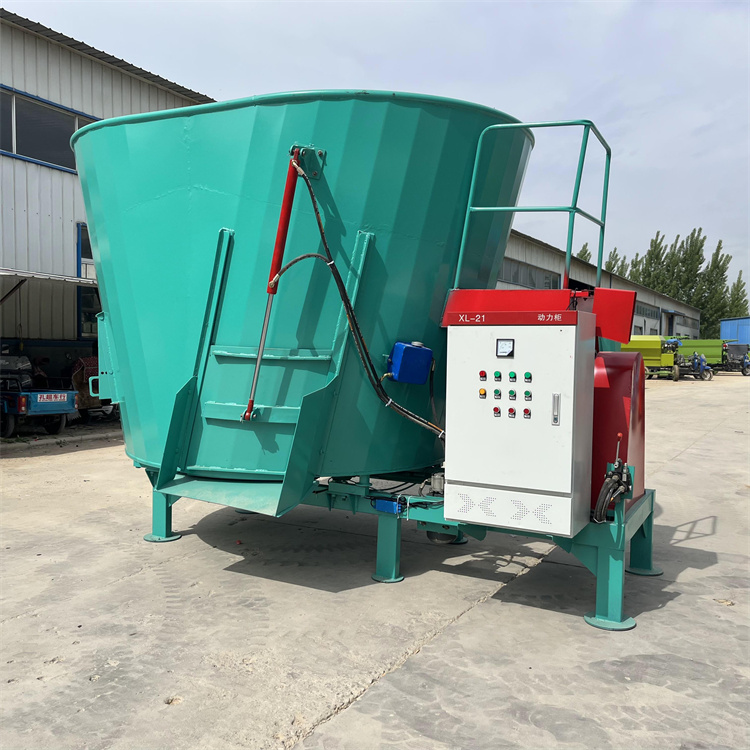 Wheeled traction feed mixer 3 cubic meters cow and sheep grass mixer Electronic weighing TMR mixer