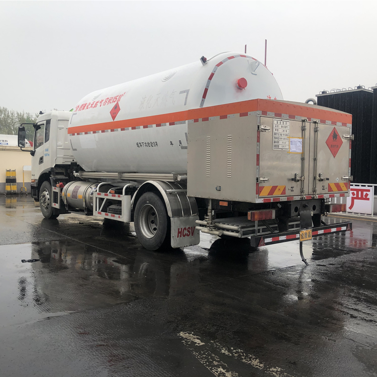 15 cubic LNG transport vehicle for road rescue and flow to the towing head refueling vehicle