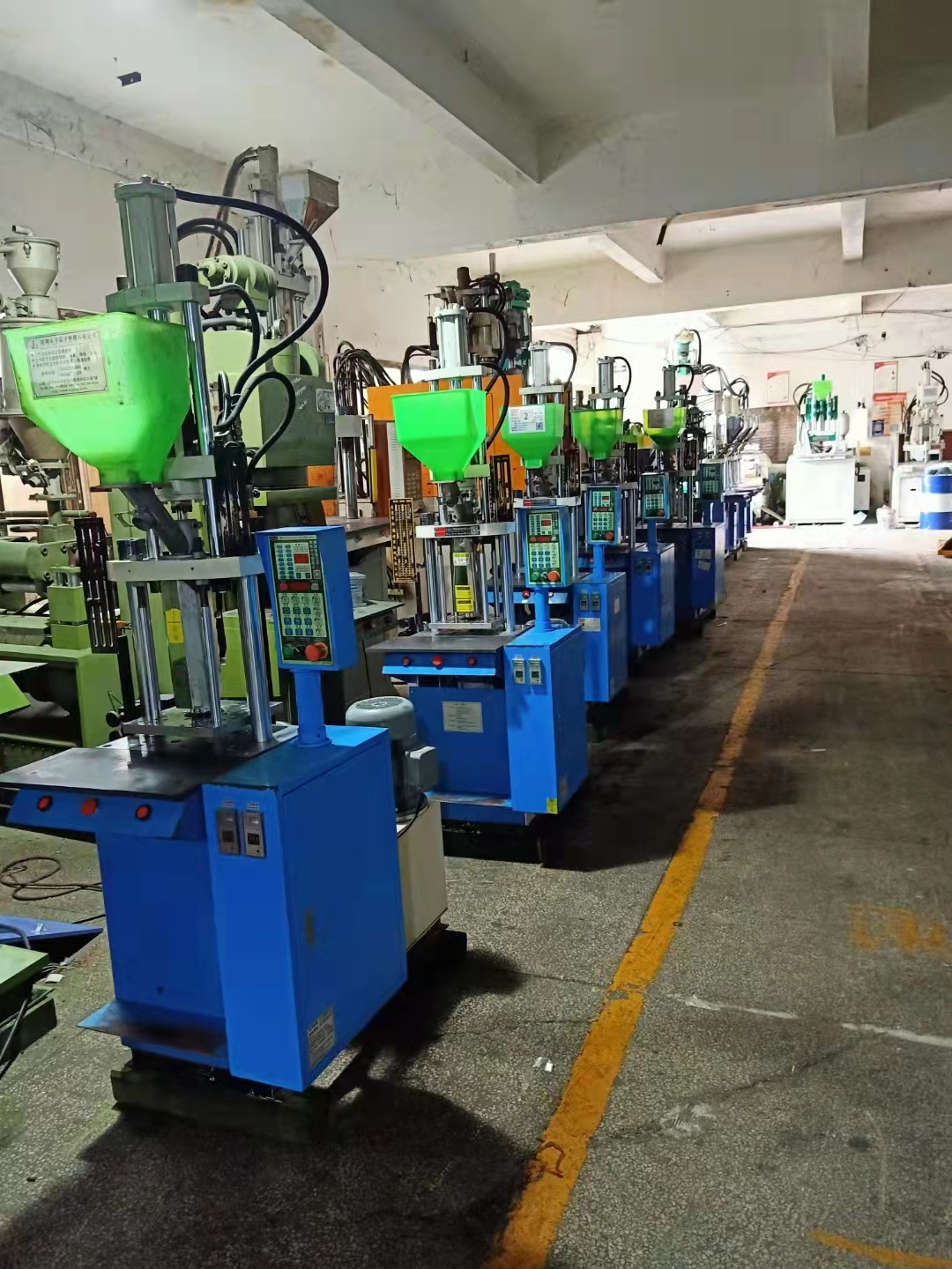 Wholesale of second-hand 90% new wire plastic injection molding machines Small USB data line vertical injection molding machines