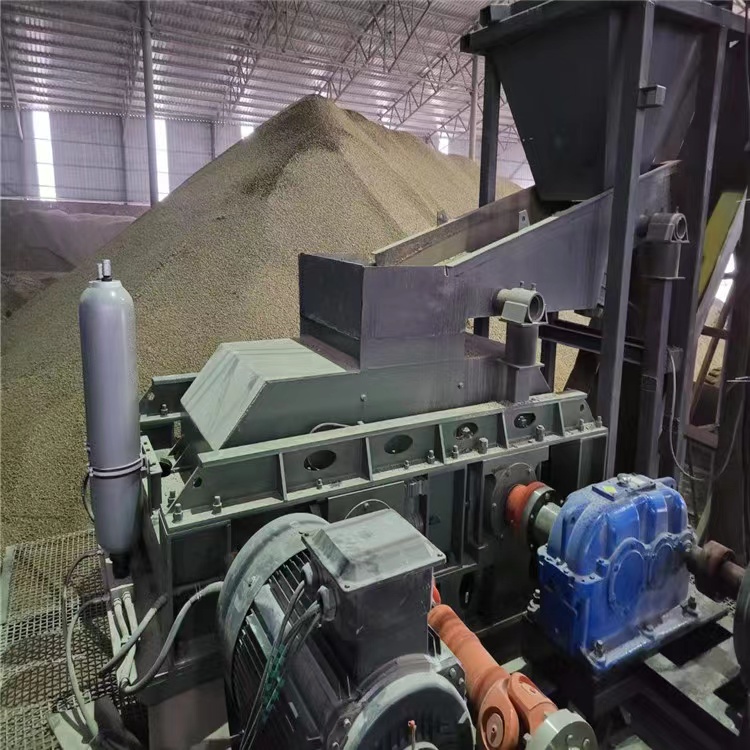 Fully automatic hydraulic roller sand making machine, high-pressure crusher for high manganese alloy Benhong of Guami stone slag