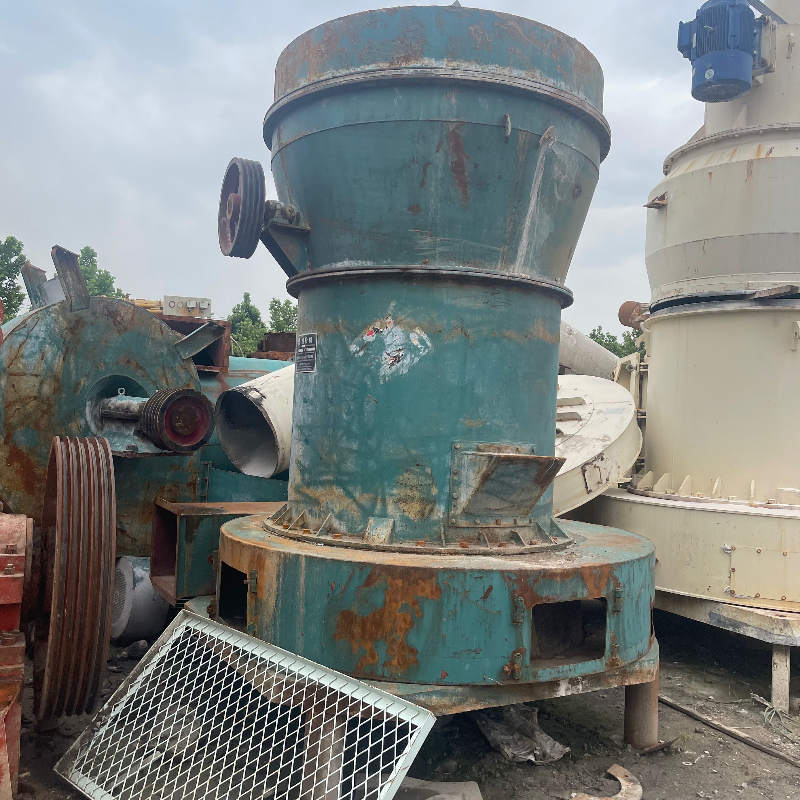 Second-hand Qingkuang 5R pendulum grinder 4119 Raymond grinding ore grinding processing Raymond machine