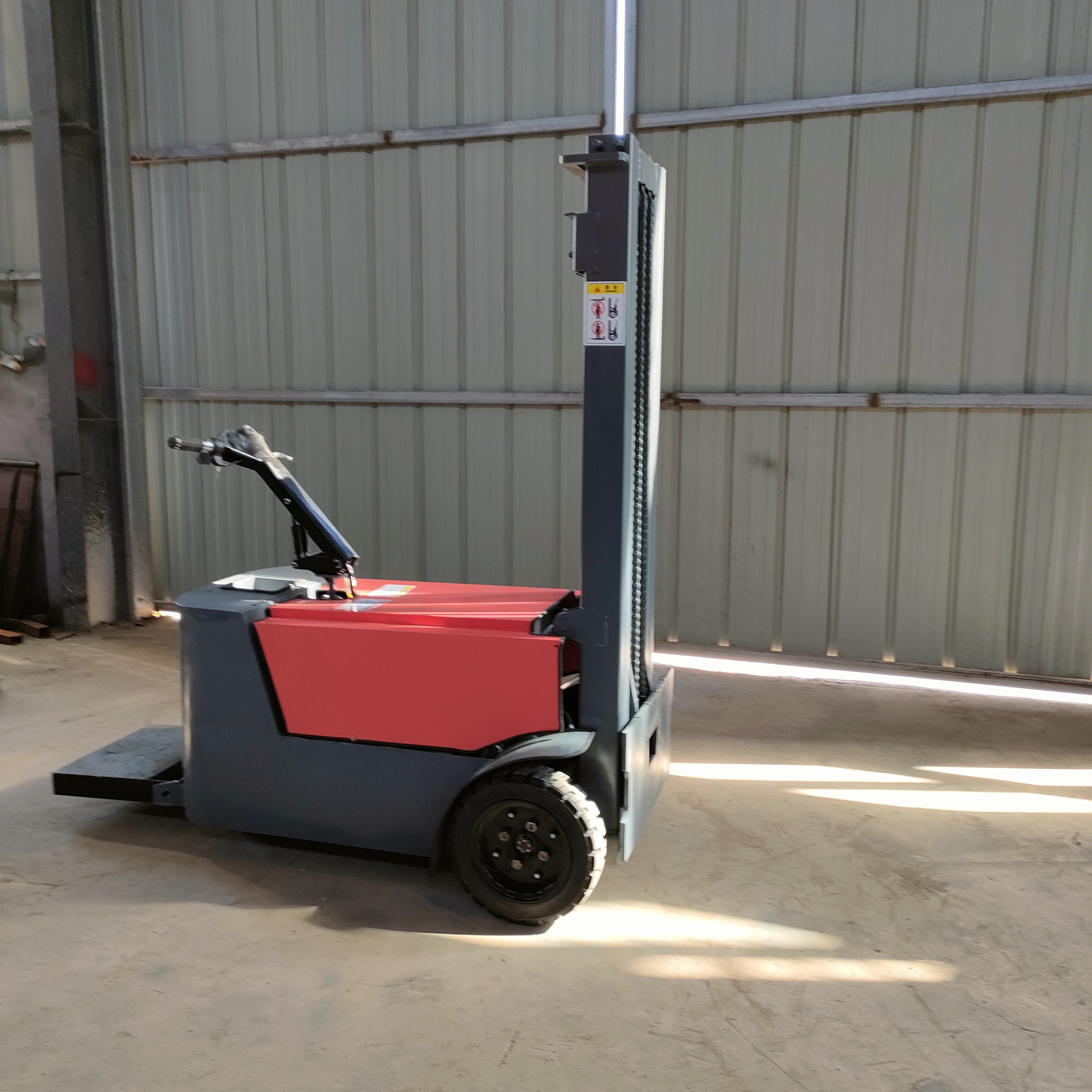 Fully electric forklift with forward movement lifting, 1 ton, 2 small 1.5 stacking height trucks, hydraulic lifting trucks, legless counterweights for handling