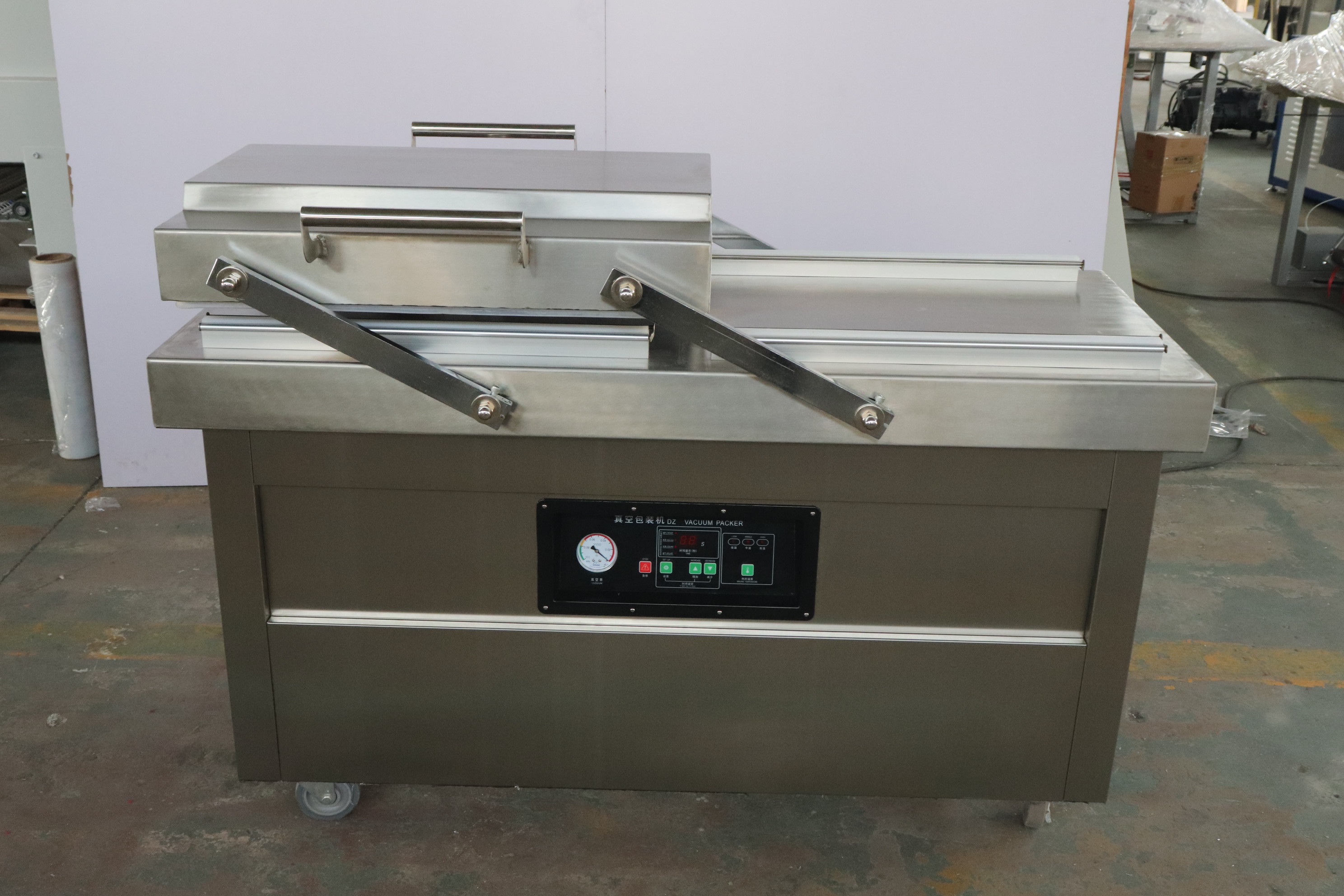 The double chamber Vacuum packing machine with high efficiency of alternate use of double stations is suitable for factory assembly line operation