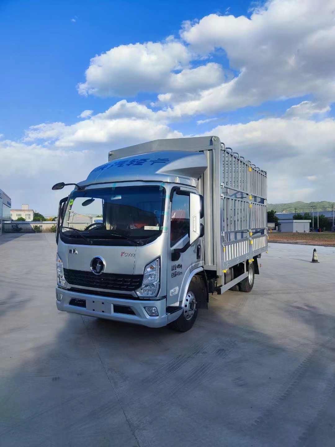 Shaanxi Auto Delong light truck 4m 2 Refrigerator truck k5000 Weichai 3.0 displacement 160hp