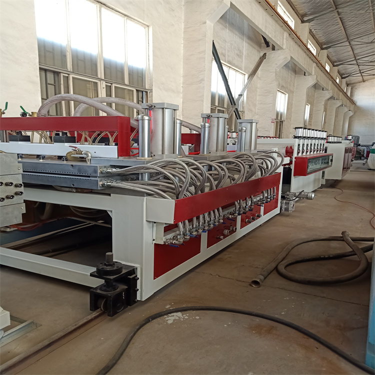 PVC profile extrusion equipment Wood-plastic floor decorative wall panel buckle production line equipment