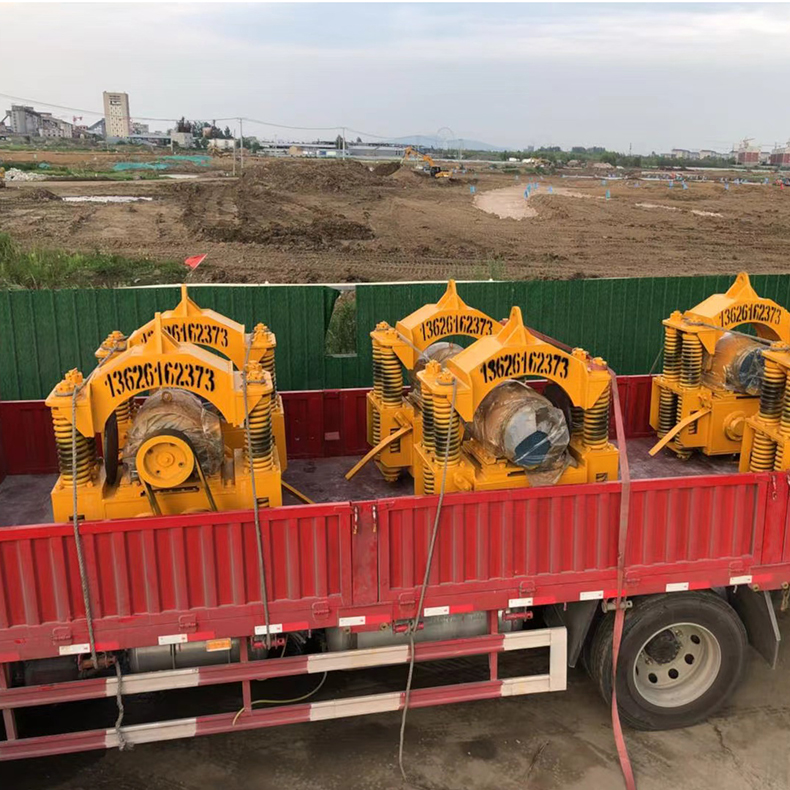 Excavator equipped with high-frequency hammer hydraulic pile driver, steel sheet pile vibration hammer, integrated with pile driving and pulling