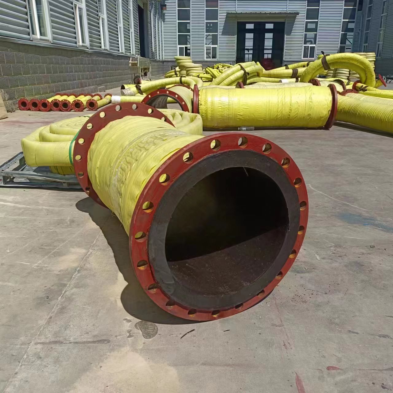 Jiguan composite bend pipe with ceramic lining and wear-resistant composite pipe for conveying sewage, mud, and steam rubber hose