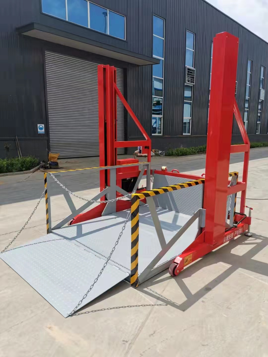 Shengli's 3 ton and 6 ton loading and unloading vehicles are equipped with a lifting and unloading platform, a mobile loading and unloading platform, and a rear loading and unloading device