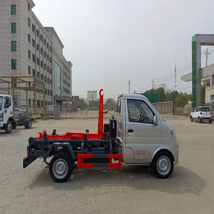 The Chang'an 3-way hook arm garbage truck is convenient for transportation and can operate multiple containers flexibly