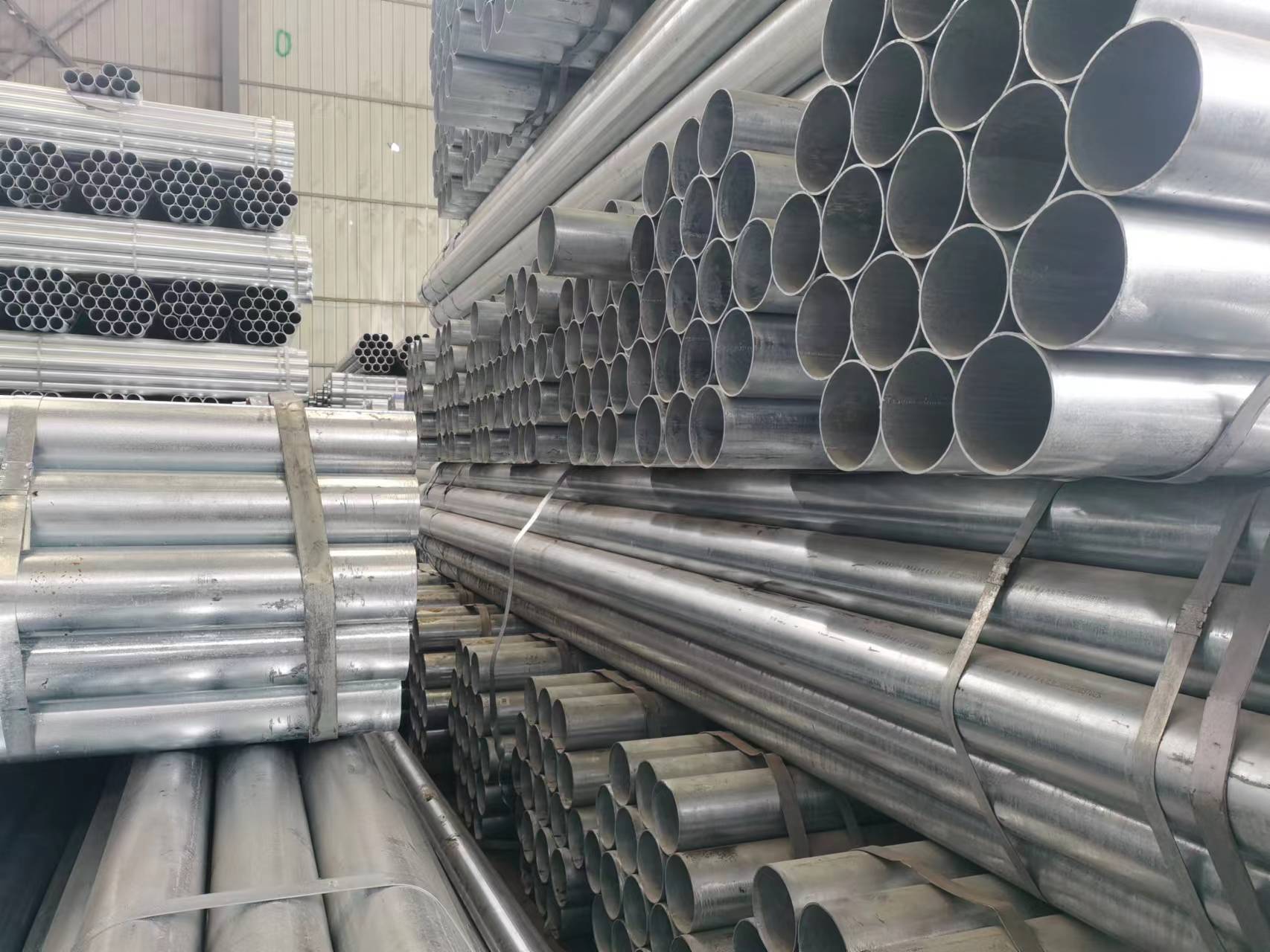 Wholesale hot-dip galvanized steel pipe Q235B D15- DN250 fire pipe dn15 * 1.4 vegetable greenhouse pipe by manufacturer