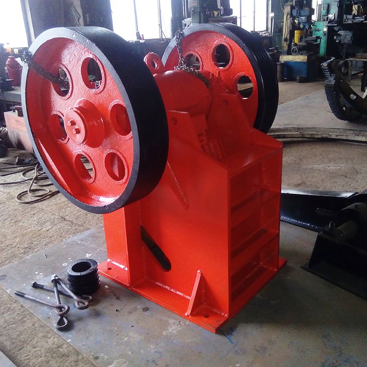 The crusher is customized according to needs, with good discharge particle size and finished product particle size, and strong crushing