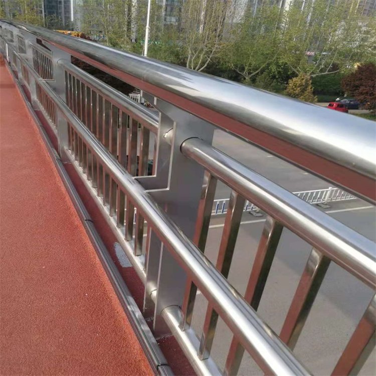 户外304不锈钢栏杆护栏 造型定制 sus304不锈钢板立柱 国标 抛光拉丝 产品关键词:SUS304不锈钢栏杆多少钱一米