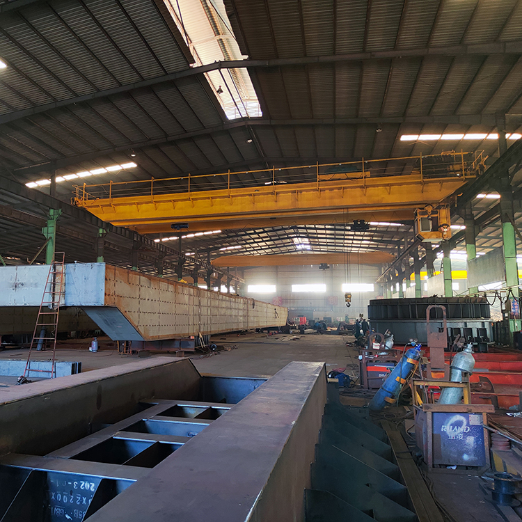 Manufacturer provides customized double beam crane workshop for easy installation of 35 ton QD bridge crane