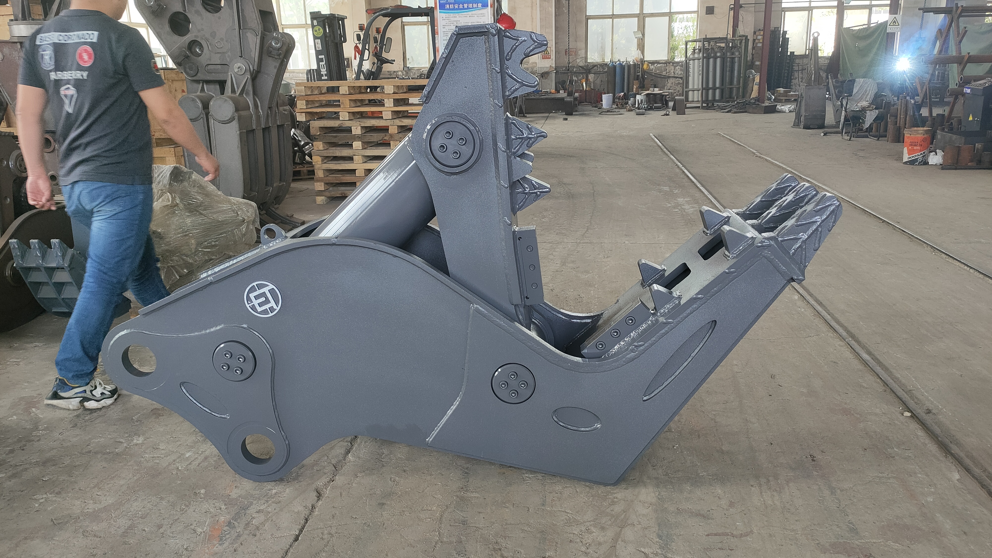 Crushing pliers, excavator equipped with hydraulic pliers, concrete demolition, large opening, lightweight and durable wear-resistant plate construction