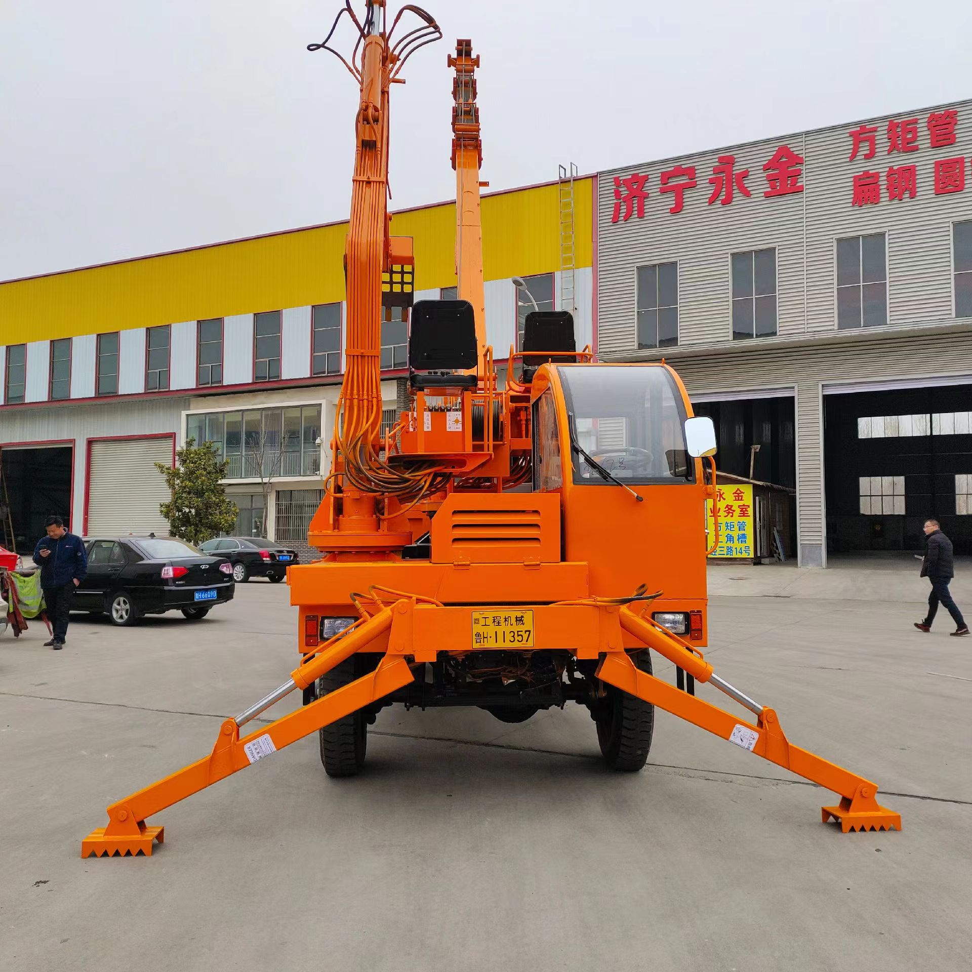 Hanging and digging all-in-one machine, unlike wheeled agricultural four-wheel drive, can be used for hanging, digging, grabbing, and moving trees in gardens. The crane is used for burials and funerals